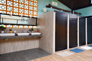 Spacious shared bathroom with hot showers in El Barrio at Greengo’s Hotel